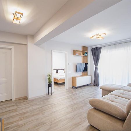 Creamy Wood Haven Apartment Oradea Bagian luar foto