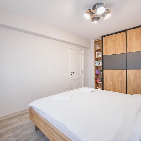 Creamy Wood Haven Apartment Oradea Bagian luar foto