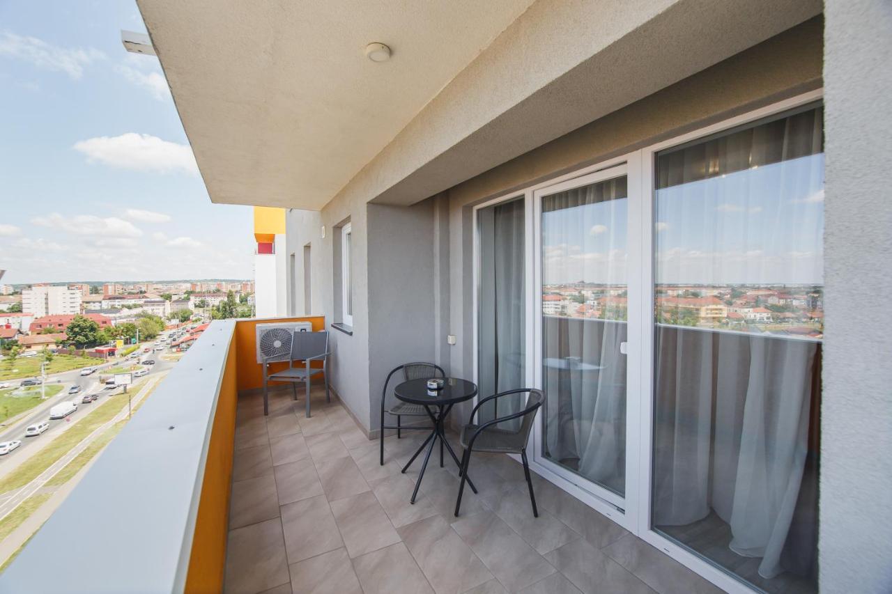 Creamy Wood Haven Apartment Oradea Bagian luar foto