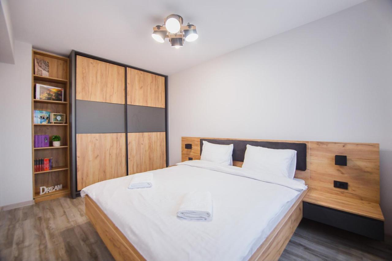 Creamy Wood Haven Apartment Oradea Bagian luar foto