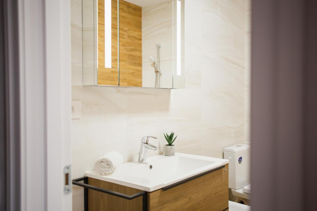 Creamy Wood Haven Apartment Oradea Bagian luar foto