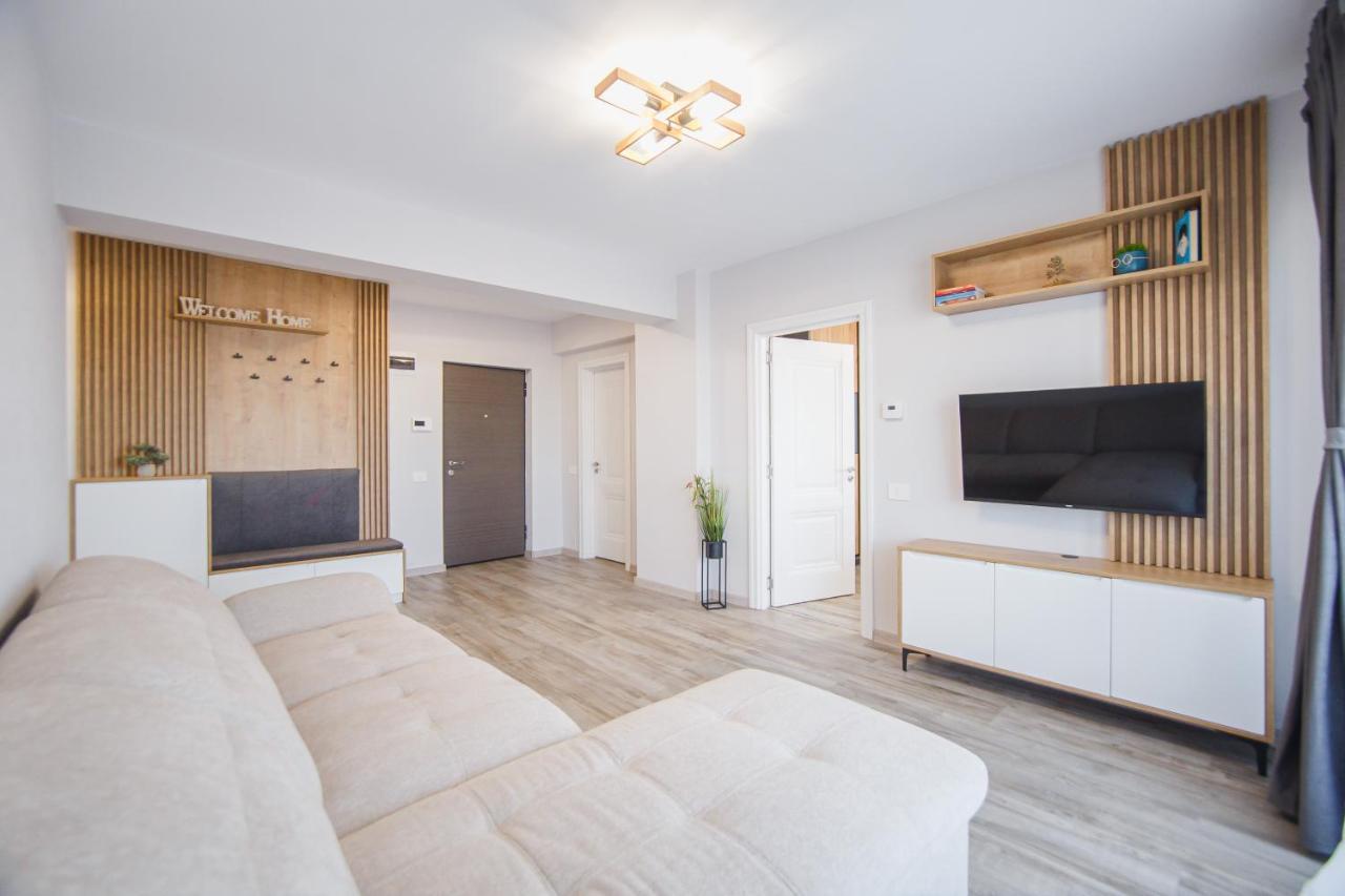 Creamy Wood Haven Apartment Oradea Bagian luar foto