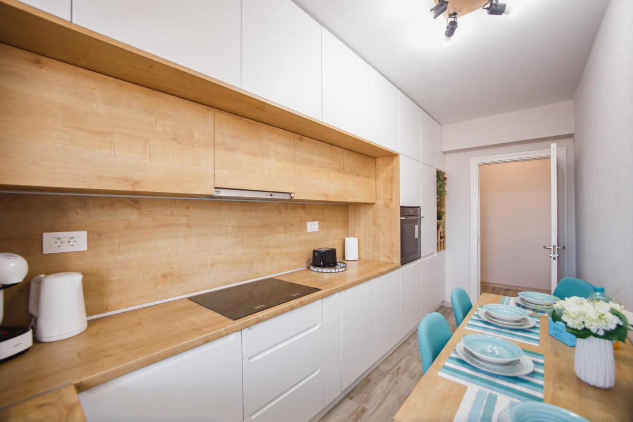 Creamy Wood Haven Apartment Oradea Bagian luar foto