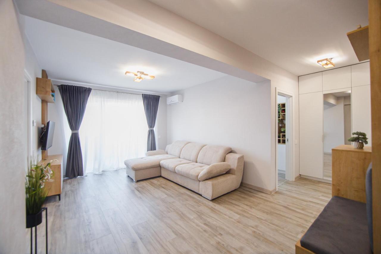 Creamy Wood Haven Apartment Oradea Bagian luar foto