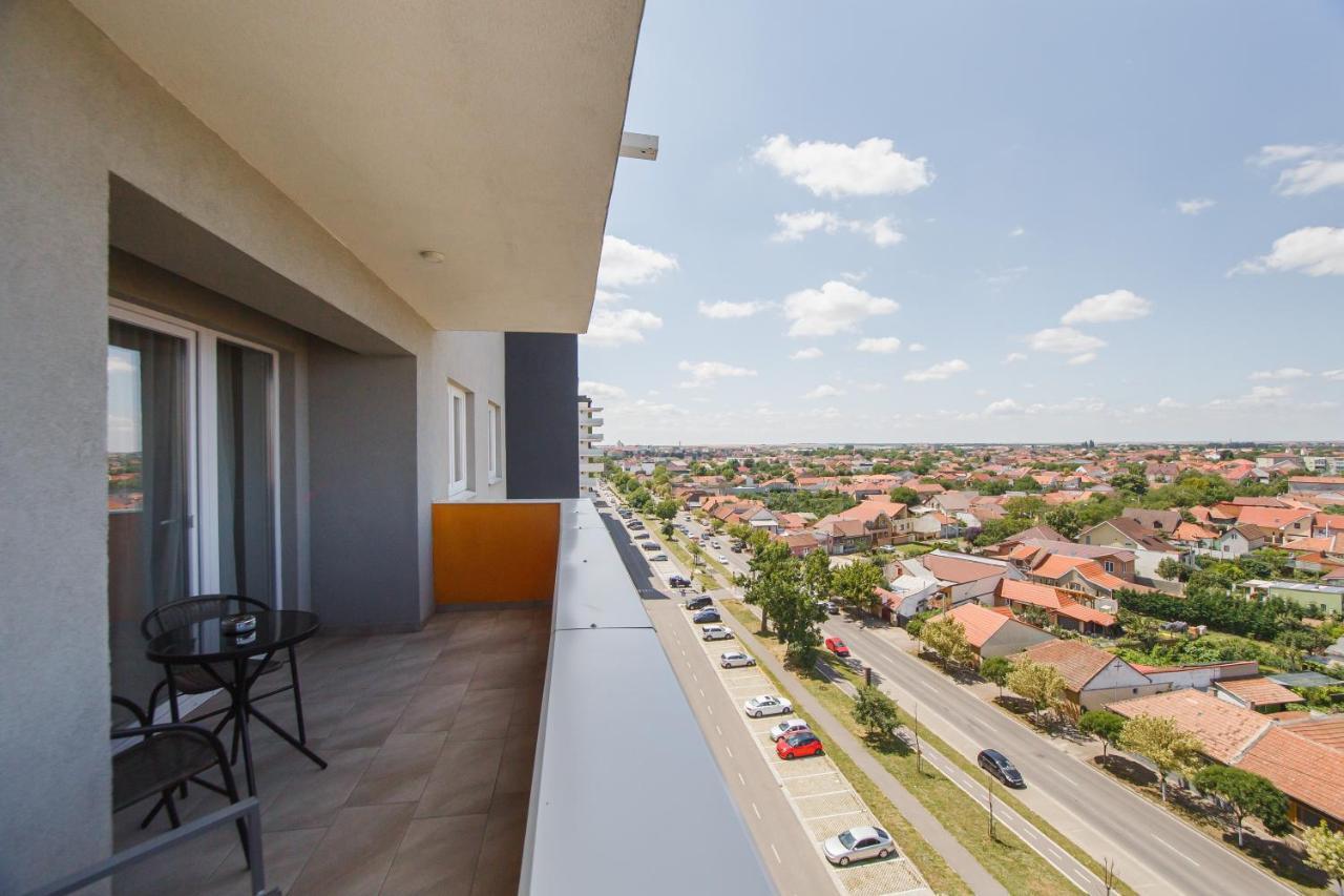 Creamy Wood Haven Apartment Oradea Bagian luar foto