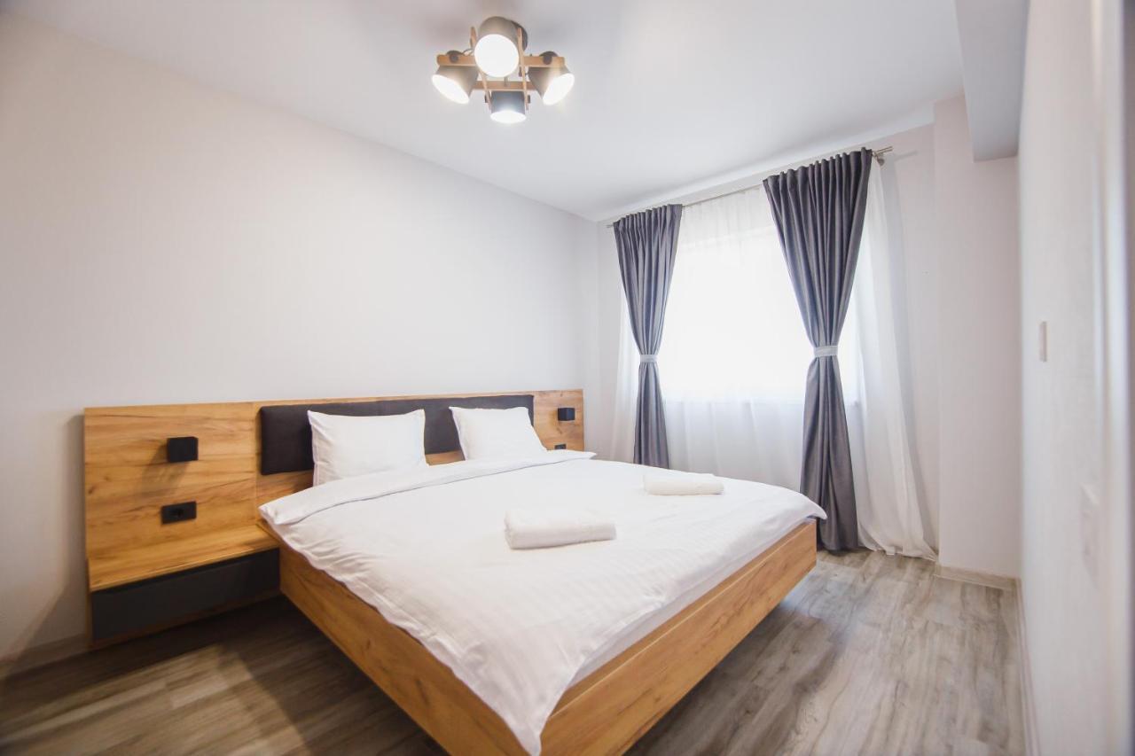 Creamy Wood Haven Apartment Oradea Bagian luar foto