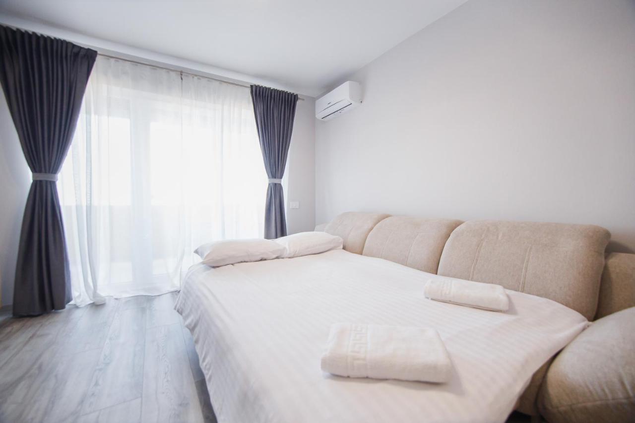 Creamy Wood Haven Apartment Oradea Bagian luar foto
