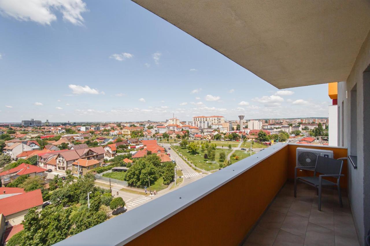 Creamy Wood Haven Apartment Oradea Bagian luar foto