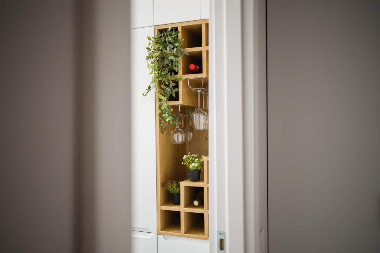 Creamy Wood Haven Apartment Oradea Bagian luar foto