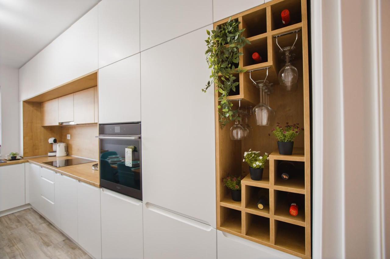 Creamy Wood Haven Apartment Oradea Bagian luar foto